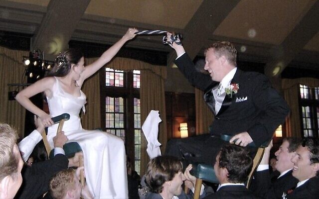 Illustration : La "danse de la chaise" lors d'un mariage juif. (Crédit : Flickr/ CC BY-2.0/mariko)