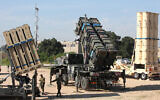 Des soldats israéliens marchant près d'un système de défense anti-missile "Dôme de fer", à gauche, d'un système de missiles sol-air (SAM), le MIM-104 Patriot, au centre, et d'un missile anti-balistique Arrow 3, à droite, lors du point de presse de l'exercice conjoint Juniper Cobra à la base aérienne de Hatzor dans le centre d'Israël, le 25 février 2016. (Crédit : Gil Cohen-Mahen/AFP)