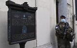 Un agent français devant une synagogue de Marseille, le 3 novembre 2020. (Crédit : Christophe SIMON/AFP)