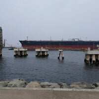 Un pétrolier s'approchant de la jetée d'une installation pétrolière à Fujairah, aux Émirats arabes unis, le 21 septembre 2016. (Crédit : Kamran Jebreili/AP)