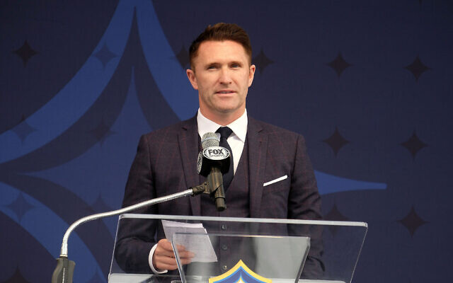 Robbie Keane assiste à une cérémonie de la statue de David Beckham du LA Galaxy MLS soccer à Legends Plaza devant le Dignity Health Sports Park à Carson, en Californie, le samedi 2 mars 2019. (Crédit : AP Photo/Ringo H.W. Chiu) Robbie Keane assiste à une cérémonie de la statue de David Beckham du LA Galaxy MLS soccer à Legends Plaza devant le Dignity Health Sports Park à Carson, en Californie, le samedi 2 mars 2019. (Crédit : AP Photo/Ringo H.W. Chiu)