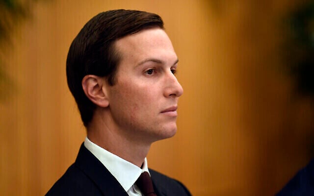 Le conseiller principal de la Maison Blanche, Jared Kushner, alors qu'il participe à un petit-déjeuner de travail avec le président Donald Trump et le prince héritier d'Arabie saoudite Mohammed ben Salman en marge du sommet du G20, à Osaka, au Japon, le 29 juin 2019. (Crédit : AP/Susan Walsh)