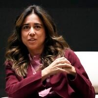 Lana Nusseibeh, ambassadrice des Émirats arabes unis auprès des Nations unies, s’exprimant lors d’une table ronde intitulée « Présents face au bouleversement : la première année des Émirats arabes unis au Conseil de sécurité de l’ONU », à Abou Dhabi, aux Émirats arabes unis, le 4 janvier 2023. (Crédit : Kamran Jebreili/AP)