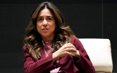 Lana Nusseibeh, ambassadrice des Émirats arabes unis auprès des Nations unies, s’exprimant lors d’une table ronde intitulée « Présents face au bouleversement : la première année des Émirats arabes unis au Conseil de sécurité de l’ONU », à Abou Dhabi, aux Émirats arabes unis, le 4 janvier 2023. (Crédit : Kamran Jebreili/AP)