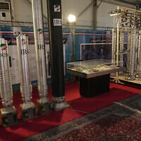 Photo d'illustration : Des centrifugeuses construites en Iran visibles dans le cadre d'une exposition sur les réalisations nucléaires du pays, à Téhéran, en Iran, le 8 février 2023. (Crédit : Vahid Salemi/AP)