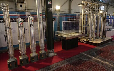 Photo d'illustration : Des centrifugeuses construites en Iran visibles dans le cadre d'une exposition sur les réalisations nucléaires du pays, à Téhéran, en Iran, le 8 février 2023. (Crédit : Vahid Salemi/AP)