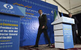 Le le directeur général de l'Organisation internationale de l’énergie atomique, AIEA, Rafael Mariano Grossi, au centre, et le chef de l’Organisation de l’énergie atomique d’Iran Mohammad Eslami arrivent à une conférence de presse conjointe à Téhéran, le samedi 4 mars 2023. (Crédit : AP/Vahid Salemi)