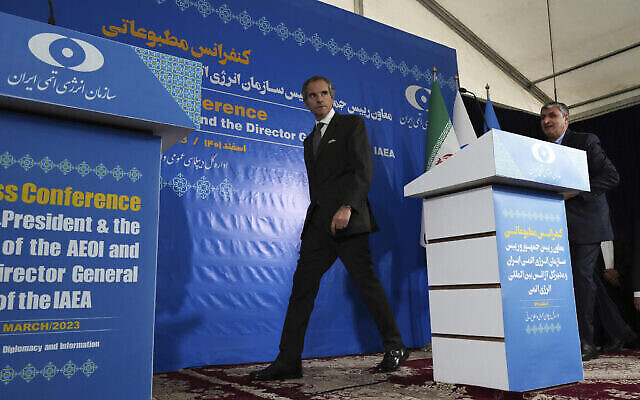 Le le directeur général de l'Organisation internationale de l’énergie atomique, AIEA, Rafael Mariano Grossi, au centre, et le chef de l’Organisation de l’énergie atomique d’Iran Mohammad Eslami arrivent à une conférence de presse conjointe à Téhéran, le samedi 4 mars 2023. (Crédit : AP/Vahid Salemi) Le le directeur général de l'Organisation internationale de l’énergie atomique, AIEA, Rafael Mariano Grossi, au centre, et le chef de l’Organisation de l’énergie atomique d’Iran Mohammad Eslami arrivent à une conférence de presse conjointe à Téhéran, le samedi 4 mars 2023. (Crédit : AP/Vahid Salemi)