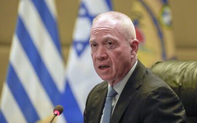 Le ministre de la Défense Yoav Gallant s'exprimant lors d'une réunion avec son homologue grec Nikos Panagiotopoulos, à Athènes, le 4 mai 2023. (Crédit : AP Photo/Thanassis Stavrakis)