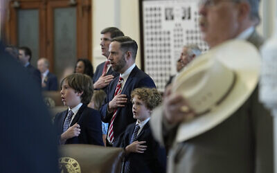 Photo d'illustration : le représentant de l'état du Texas Dustin Burrows, républicain de Lubbock, au centre, avec ses fils, David et Whitby, lors du serment d'allégeance à la chambre du Capitole du Texas à Austin, au dernier jour de la session législative, le 29 mai 2023. (Crédit : (AP Photo/Eric Gay)