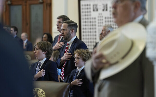 Photo d'illustration : le représentant de l'état du Texas Dustin Burrows, républicain de Lubbock, au centre, avec ses fils, David et Whitby, lors du serment d'allégeance à la chambre du Capitole du Texas à Austin, au dernier jour de la session législative, le 29 mai 2023. (Crédit : (AP Photo/Eric Gay)