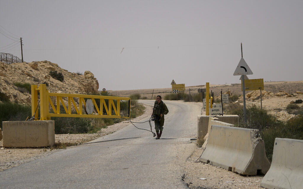 Un soldat israélien fermant une barrière menant à la frontière dans une base militaire après une fusillade meurtrière dans le sud d'Israël le long de la frontière égyptienne, le 3 juin 2023. (Crédit : AP/Tsafrir Abayov) Un soldat israélien fermant une barrière menant à la frontière dans une base militaire après une fusillade meurtrière dans le sud d'Israël le long de la frontière égyptienne, le 3 juin 2023. (Crédit : AP/Tsafrir Abayov)