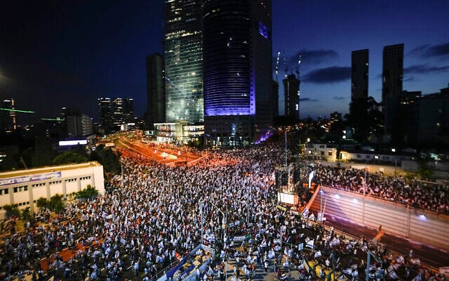 Des Israéliens protestant contre les plans du gouvernement du Premier ministre Benjamin Netanyahu visant à réformer le système judiciaire, à Tel Aviv, le 3 juin 2023. (Crédit : AP Photo/Ariel Schalit)