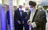 Le guide suprême, l’ayatollah Ali Khamenei (à droite) visitant une exposition sur les projets nucléaires de l’Iran, à Téhéran, en Iran, le 11 juin 2023. (Crédit : Bureau du Guide suprême iranien/AP)
