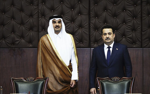 Sur cette photo du gouvernement irakien, le Premier ministre irakien Mohammed Shia al-Sudani, à droite, rencontre l'émir du Qatar, Cheikh Tamim bin Hamad al-Thani, à Bagdad, en Irak, le jeudi 15 juin 2023. Les deux pays ont signé un accord général visant à développer "la coopération dans les domaines de la politique, de l'économie, de l'énergie et de l'investissement", a déclaré M. Sudani dans un communiqué. (Crédit : Bureau des médias du Premier ministre irakien via AP) Sur cette photo du gouvernement irakien, le Premier ministre irakien Mohammed Shia al-Sudani, à droite, rencontre l'émir du Qatar, Cheikh Tamim bin Hamad al-Thani, à Bagdad, en Irak, le jeudi 15 juin 2023. Les deux pays ont signé un accord général visant à développer "la coopération dans les domaines de la politique, de l'économie, de l'énergie et de l'investissement", a déclaré M. Sudani dans un communiqué. (Crédit : Bureau des médias du Premier ministre irakien via AP)