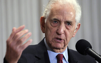 Daniel Ellsberg lors d'une conférence de presse au National Press Club à Washington, le 16 décembre 2010. (Crédit : AP Photo/Susan Walsh, Dossier)
