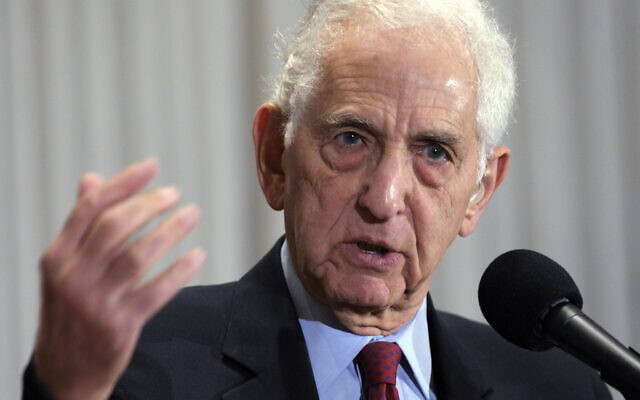 Daniel Ellsberg lors d'une conférence de presse au National Press Club à Washington, le 16 décembre 2010. (Crédit : AP Photo/Susan Walsh, Dossier) Daniel Ellsberg lors d'une conférence de presse au National Press Club à Washington, le 16 décembre 2010. (Crédit : AP Photo/Susan Walsh, Dossier)
