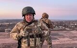 Dans cette photo tirée d'une vidéo publiée par le service de presse de Prigojine le vendredi 3 mars 2023, Evguéni Prigojine, le chef du groupe Wagner, s'adresse au président ukrainien Volodymyr Zelensky pour lui demander de retirer les forces ukrainiennes restantes de Bakhmout pour sauver leur vie, dans un lieu non précisé en Ukraine. (Crédit : Service de presse de Prigojine via AP, fichier)