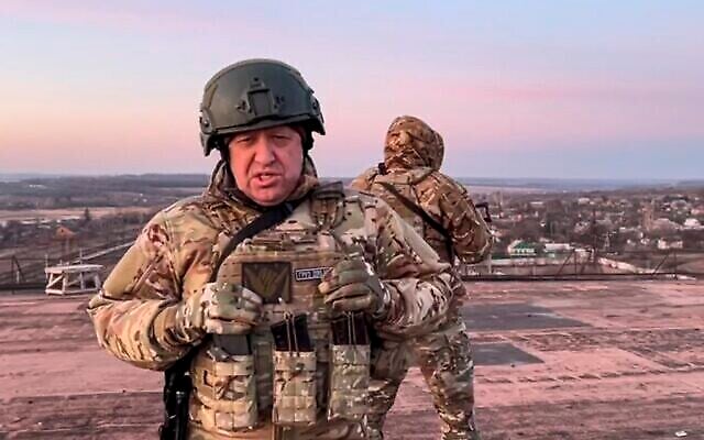 Dans cette photo tirée d'une vidéo publiée par le service de presse de Prigojine le vendredi 3 mars 2023, Evguéni Prigojine, le chef du groupe Wagner, s'adresse au président ukrainien Volodymyr Zelensky pour lui demander de retirer les forces ukrainiennes restantes de Bakhmout pour sauver leur vie, dans un lieu non précisé en Ukraine. (Crédit : Service de presse de Prigojine via AP, fichier)