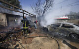Des pompiers palestiniens tentent d’éteindre un incendie allumé par des résidents d'implantations à Turmus Ayya en Cisjordanie, le 21 juin 2023. (Crédit : AP Photo/Majdi Mohammed)