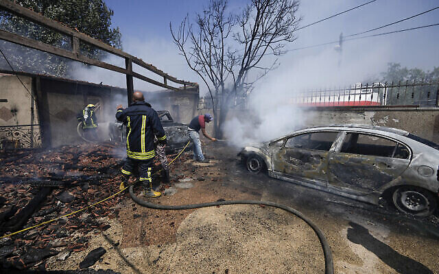 Des pompiers palestiniens tentent d’éteindre un incendie allumé par des résidents d'implantations à Turmus Ayya en Cisjordanie, le 21 juin 2023. (Crédit : AP Photo/Majdi Mohammed) Des pompiers palestiniens tentent d’éteindre un incendie allumé par des résidents d'implantations à Turmus Ayya en Cisjordanie, le 21 juin 2023. (Crédit : AP Photo/Majdi Mohammed)