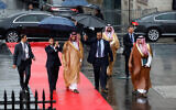 Le prince héritier saoudien Mohammed ben Salmane, au centre, arrive au nouveau sommet financier mondial à Paris, le 22 juin 2023 (Crédit : Ludovic Marin, Pool via AP)