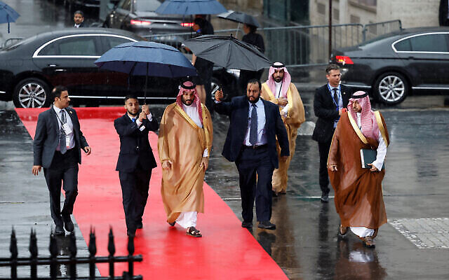 Le prince héritier saoudien Mohammed ben Salmane, au centre, arrive au nouveau sommet financier mondial à Paris, le 22 juin 2023 (Crédit : Ludovic Marin, Pool via AP) Le prince héritier saoudien Mohammed ben Salmane, au centre, arrive au nouveau sommet financier mondial à Paris, le 22 juin 2023 (Crédit : Ludovic Marin, Pool via AP)