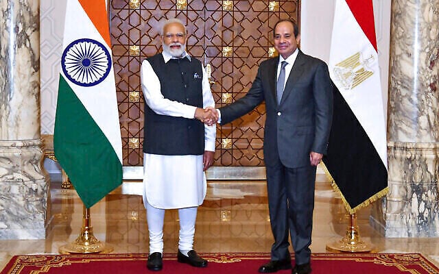 Le président égyptien Abdel-Fattah el-Sissi, à droite, serre la main du Premier ministre indien Narendra Modi au Caire, en Égypte, le 25 juin 2023. (Crédit : Bureau des médias de la présidence égyptienne via AP) Le président égyptien Abdel-Fattah el-Sissi, à droite, serre la main du Premier ministre indien Narendra Modi au Caire, en Égypte, le 25 juin 2023. (Crédit : Bureau des médias de la présidence égyptienne via AP)