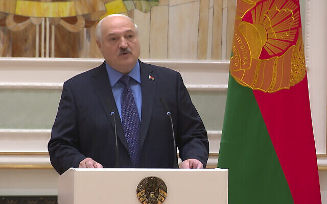 Le président biélorusse Alexandre Loukachenko prononce son discours lors d'une cérémonie à Minsk, en Biélorussie, le 27 juin 2023. (Crédit : Bureau de presse du président biélorusse via AP)
