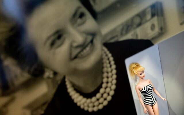L'une des premières poupées Barbie de Ruth Handler lors de l'exposition American Enterprise organisée au musée national d'Histoire américaine Smithsonian’s au National Mall de Washington, le 16 juin 2015. (Crédit : AP Photo/Andrew Harnik)