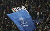 Les supporters de la Lazio crient des slogans lors d'un match de football de Serie A entre la Lazio et le Genoa au stade olympique de Rome, lundi 9 février 2015. (Crédit : AP Photo/Gregorio Borgia)
