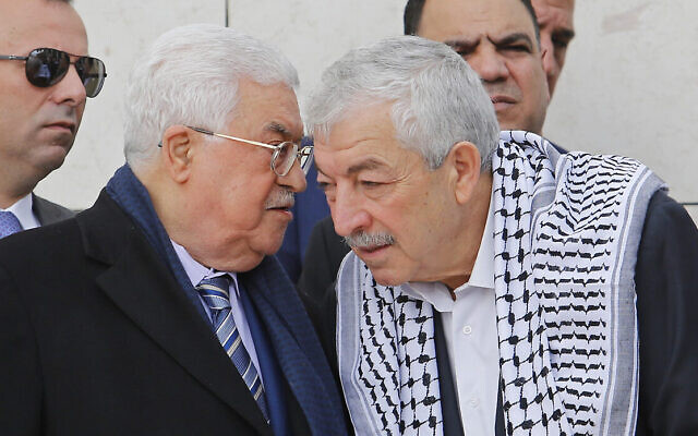 Le dirigeant de l'Autorité palestinienne Mahmoud Abbas, à gauche, s'entretenant avec un haut responsable du Fatah, Mahmoud al-Aloul, sur la tombe du défunt dirigeant palestinien Yasser Arafat, dans l'enceinte de Mukataa, dans la ville de Ramallah, en Cisjordanie, le 11 novembre 2018. (Crédit : AP Photo/Nasser Shiyoukhi) Le dirigeant de l'Autorité palestinienne Mahmoud Abbas, à gauche, s'entretenant avec un haut responsable du Fatah, Mahmoud al-Aloul, sur la tombe du défunt dirigeant palestinien Yasser Arafat, dans l'enceinte de Mukataa, dans la ville de Ramallah, en Cisjordanie, le 11 novembre 2018. (Crédit : AP Photo/Nasser Shiyoukhi)