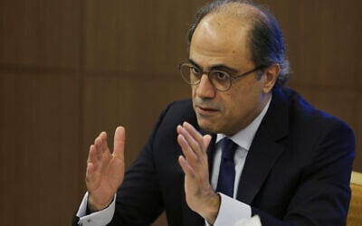 Jihad Azour, directeur du Département Moyen-Orient et Asie centrale du Fonds monétaire international, donnant une conférence de presse à Dubaï, aux Émirats arabes unis, le 13 novembre 2018. (Crédit : Kamran Jebreili/AP)