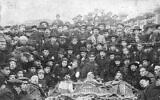Des membres du Bund veillant le corps de trois de leurs camarades, tués à Odessa pendant le pogrom qui eu lieu durant la révolution de 1905. (Crédit : Domaine public)