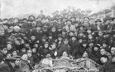 Des membres du Bund veillant le corps de trois de leurs camarades, tués à Odessa pendant le pogrom qui eu lieu durant la révolution de 1905. (Crédit : Domaine public)
