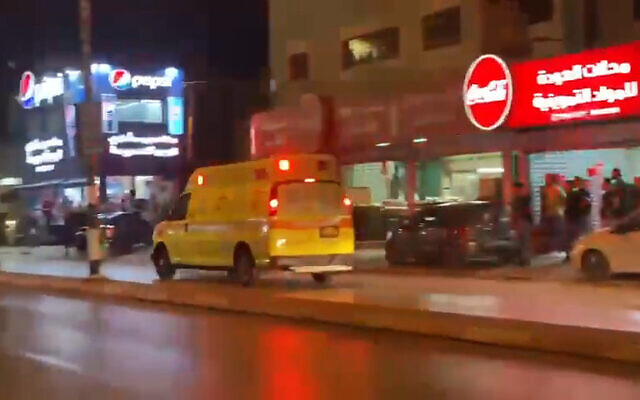 Une ambulance israélienne se rend sur les lieux d'un attentat présumé à la voiture bélier dans la ville de Huwara, en Cisjordanie, le 5 juin 2023. (Capture d'écran : Twitter) Une ambulance israélienne se rend sur les lieux d'un attentat présumé à la voiture bélier dans la ville de Huwara, en Cisjordanie, le 5 juin 2023. (Capture d'écran : Twitter)