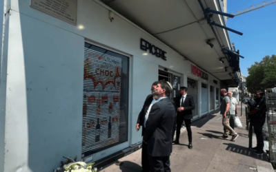Le ministre israélien des Finances Bezalel Smotrich rend hommage aux victimes de l'attentat de l'HyperCacher, le 6 juin 2023, à Paris. (Crédit : Attaché de presse de Bezalel Smotrich)
