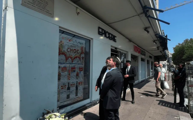 Le ministre israélien des Finances Bezalel Smotrich rend hommage aux victimes de l'attentat de l'HyperCacher, le 6 juin 2023, à Paris. (Crédit : Attaché de presse de Bezalel Smotrich)