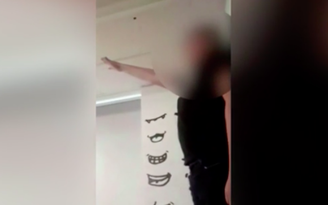 Cinq élèves font un salut nazi en salle de classe, en mai 2023, au Québec. (Crédit : capture d’écran La Presse)