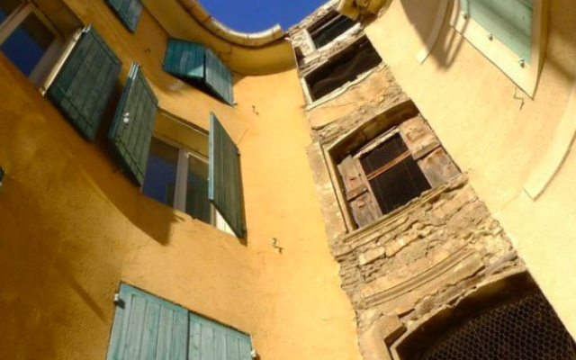 L’immeuble Beaucaire dans l'ancien quartier juif de l'Isle-sur-la-Sorgue, dans le département du Vaucluse, en région Provence-Alpes-Côte d'Azur, en France. (Crédit : Commune de L'Isle-sur-la-Sorgue)
