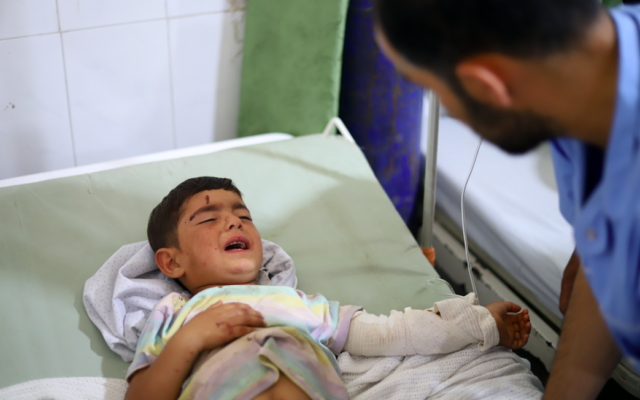 Un enfant blessé reçoit des soins dans un hôpital de Qaniya à la suite d'une frappe aérienne russe signalée sur un marché de Jisr al-Shughur, dans la province d'Idleb, au nord-ouest de la Syrie, tenue par les rebelles, le 25 juin 2023. Les frappes ont tué au moins 13 personnes, dont des civils et enfants, l'agression la plus meurtrière de ce type contre le pays déchiré par la guerre cette année, a déclaré l'OSDH. (Crédit : Abdulaziz KETAZ / AFP)