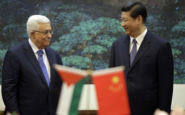 Le président chinois Xi Jinping (à droite) et son homologue palestinien Mahmoud Abbas, lors d'une cérémonie de signature dans la Grande salle du peuple à Pékin, en Chine. (Crédit : Jason Lee/AP) Le président chinois Xi Jinping (à droite) et son homologue palestinien Mahmoud Abbas, lors d'une cérémonie de signature dans la Grande salle du peuple à Pékin, en Chine. (Crédit : Jason Lee/AP)