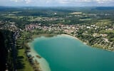 Vue aérienne de Clairvaux-les-Lacs et du grand lac. (Crédit : Parrad.adrien CC BY-SA 4.0)