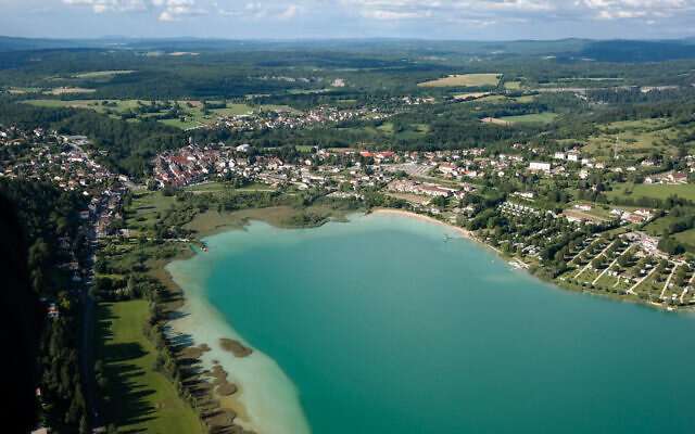Vue aérienne de Clairvaux-les-Lacs et du grand lac. (Crédit : Parrad.adrien CC BY-SA 4.0)