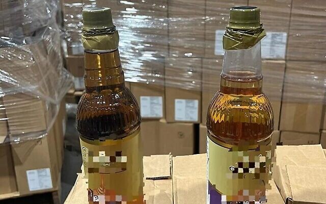 Des bouteilles de sirop d'amande prétendument utilisées pour introduire clandestinement de la cocaïne dans le pays, le 10 juin 2023. (Crédit : Police israélienne) Des bouteilles de sirop d'amande prétendument utilisées pour introduire clandestinement de la cocaïne dans le pays, le 10 juin 2023. (Crédit : Police israélienne)