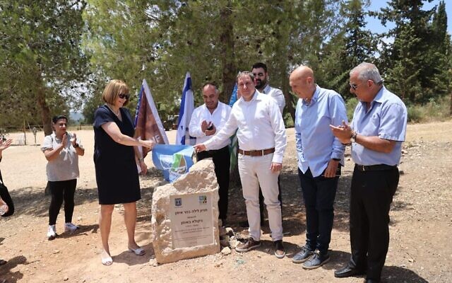 Inauguration d’un camping à la mémoire de Nikolai Bauman, Juif français décédé en 2009, qui a légué sa fortune aux familles israéliennes en deuil, en juin 2023 à Sataf, à l’ouest de Jérusalem. (Crédit : Alex Kolomoisky / KKL-JNF) Inauguration d’un camping à la mémoire de Nikolai Bauman, Juif français décédé en 2009, qui a légué sa fortune aux familles israéliennes en deuil, en juin 2023 à Sataf, à l’ouest de Jérusalem. (Crédit : Alex Kolomoisky / KKL-JNF)