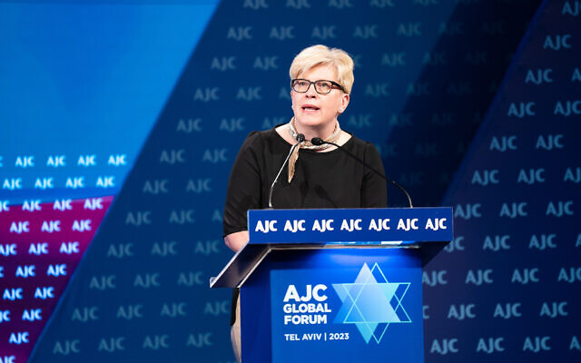 La Première ministre lituanienne Ingrida Šimonytė's s'exprimant lors de l'événement Global Forum de l'American Jewish Committee à Tel Aviv, en Israël, le 11 juin 2023. (Crédit : AJC) La Première ministre lituanienne Ingrida Šimonytė's s'exprimant lors de l'événement Global Forum de l'American Jewish Committee à Tel Aviv, en Israël, le 11 juin 2023. (Crédit : AJC)