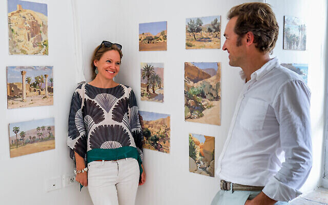 La peintre Lotta Camilla Teale, son mari, Skye Christensen, et ses peintures à l’huile figuratives de 'Jérusalem : une exposition', témoignages de son année à Jérusalem (Autorisation : Mattias Somm) La peintre Lotta Camilla Teale, son mari, Skye Christensen, et ses peintures à l’huile figuratives de 'Jérusalem : une exposition', témoignages de son année à Jérusalem (Autorisation : Mattias Somm)