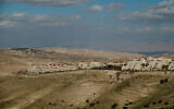 Vue de l'implantation israélienne de Maale Adumin et de la zone E1 en Cisjordanie, le 1ᵉʳ janvier 2017. (Crédit : Yaniv Nadav/Flash90)