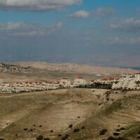 Vue de l'implantation israélienne de Maale Adumin et de la zone E1 en Cisjordanie, le 1ᵉʳ janvier 2017. (Crédit : Yaniv Nadav/Flash90)